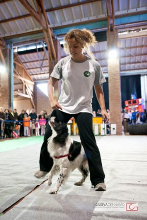 Virna in una dimostrazione di dog dance